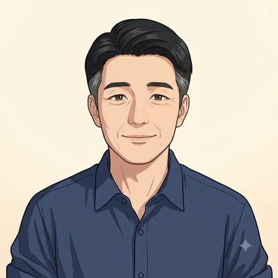 45세 신영재. 짧은 머리에 네이비 셔츠를 입은 모습